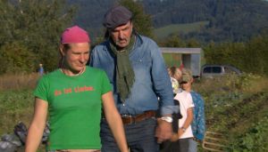 SWR Fernsehen BETRIFFT: WO SIND DIE GUTEN, ALTEN SORTEN?, am Mittwoch (10.09.14) um 20:15 Uhr. Im Lebensgarten Dreisamtal findet Andreas Hoppe die Möhre Ochsenherz. © SWR, honorarfrei - Verwendung gemäß der AGB im engen inhaltlichen, redaktionellen Zusammenhang mit genannter SWR-Sendung bei Nennung "Bild: SWR" (S2). SWR-Pressestelle/Fotoredaktion, Baden-Baden, Tel: 07221/929-22287, Fax: -929-22059, foto@swr.de
